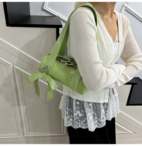 Détail du sac Boston vert menthe avec nœud latéral et fermoir en métal argenté