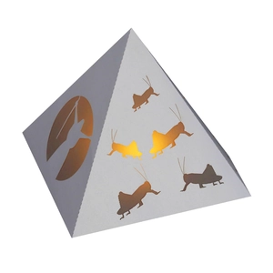 Lampe pyramide en papier ajouré avec motifs d'insectes et lueur orange chaleureuse