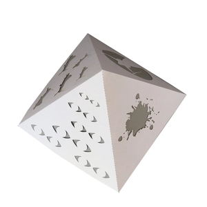 Abat-jour pyramidal en papier blanc avec motifs découpés au laser pour décoration