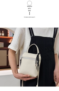 Détail du mini sac blanc cassé en cuir grainé avec zip argenté et pendentif coeur