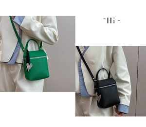 Détail du sac bandoulière en cuir à motif litchi avec breloque en forme de cœur