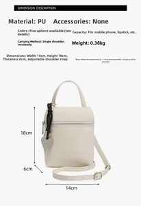 Détail du sac bandoulière blanc en similicuir grainé avec dimensions de 14x18x6cm