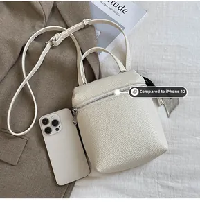 Petit sac bandoulière en cuir grainé avec iPhone 12 pour comparer la taille