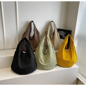 Collezione di cinque grandi borse tote colorate con un design minimalista in tela