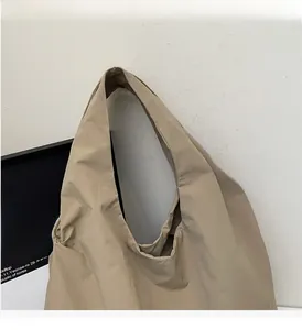 Dettaglio della borsa tote kaki con manico ampio e confortevole e trama del tessuto