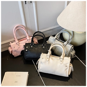 Borse Boston in pelle con motivo litchi in rosa, nero e beige con borchie in metallo