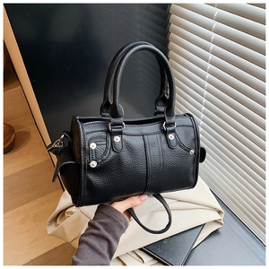 Dettaglio della borsa Boston in pelle martellata nera con rivetti argentati e cerniera