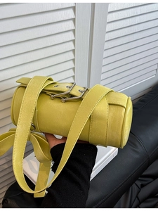 Sac polochon jaune pâle avec boucle à nœud latérale et design cylindrique tendance