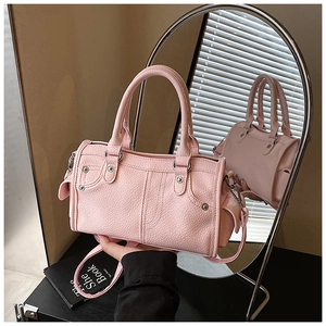 Dettaglio borsa in pelle rosa chiaro con rivetti argentati e tasca in stile utility