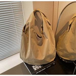 Dettaglio della borsa hobo kaki in nylon ad alta densità con pieghe morbide