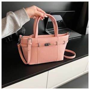 Borsa a mano rosa in pelle martellata con chiusura argentata vista da vicino