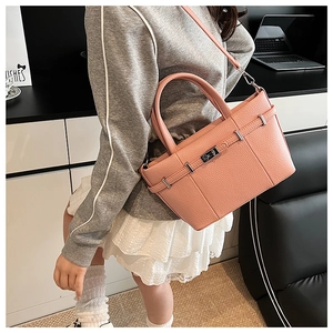 Borsa a mano rosa in pelle martellata con chiusura a scatto argento e tracolla