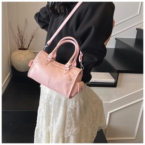 Dettaglio borsa Boston rosa con trama a litchi, finiture argento e tracolla