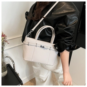 Détail du sac cabas crème en cuir grainé avec fermoir argenté sur mannequin