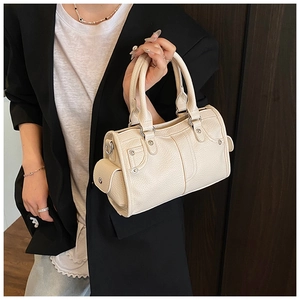 Dettaglio borsa Boston in pelle grana litchi bianco sporco con rivetti argentati