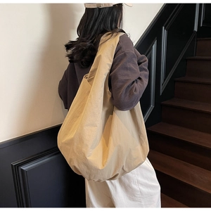 Borsa tote oversize color kaki in nylon leggero con dettaglio tracolla larga e piatta