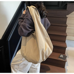 Vista dettagliata della borsa tote oversize color kaki in nylon con grande capacità interna