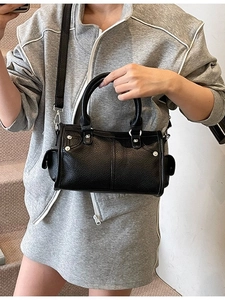 Borsa a bauletto retrò in pelle nera con borchie argentate e texture a grana