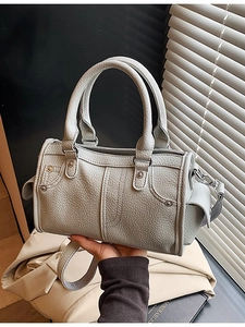 Borsa Boston grigio chiaro in pelle a grana litchi con rivetti per donna