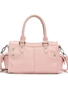 Borsa a tracolla rosa chiaro in pelle martellata con borchie argentate e manici