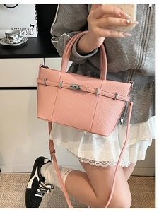 Borsa a mano rosa in pelle a grana con chiusura girevole argento e tracolla regolabile