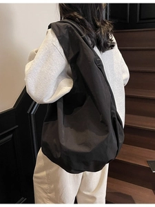 Borsa tote minimalista in nylon nero da donna, grande borsa a tracolla stile hobo