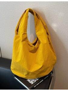 Grande borsa tote gialla casual in stile hobo urbano con design minimalista moderno