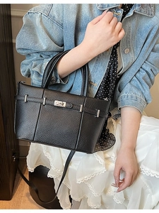 Elegante borsa a secchiello in pelle nera con motivo litchi e chiusura argento