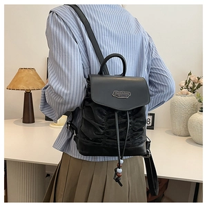Nahaufnahme des schwarzen Mini-Rucksacks mit Falten-Design und Leder-Details