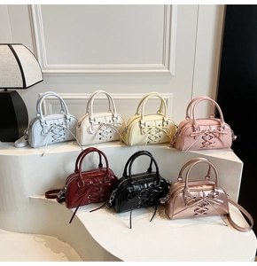 Borse stile Boston con lacci decorativi mostrate in sette colori su base bianca