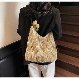 Detail of hollow straw hobo bag showing woven texture and large capacity for daily commute