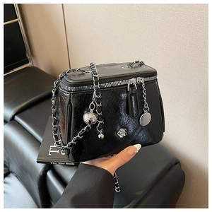 Détail du mini sac seau plissé noir avec camélia argenté et bandoulière en chaîne