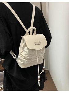 Schicker beige gefalteter Mini-Rucksack für Damen mit Metall-Logo und Perlen-Kordelzug