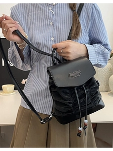 Modischer schwarzer Damen-Rucksack mit Falten-Design, Kordelzug und schicken Perlen-Details