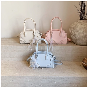 Vue détaillée de trois sacs bowling pastels avec surpiqûres et nœuds décoratifs