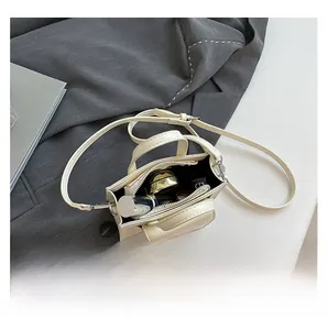 Innenraum der cremefarbenen Lacklederhandtasche mit Platz für kleine Kosmetika