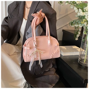 Sac fourre-tout en cuir verni rose avec breloque perle et coutures visibles élégantes