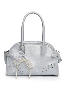 Sac fourre-tout bleu clair avec nœud en dentelle et pendentif perle sur fond blanc