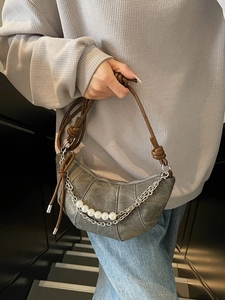 Sac bandoulière demi-lune gris rétro avec sangle tressée, chaîne métal et perles