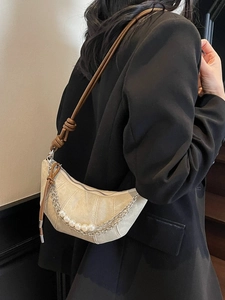 Sac demi-lune beige chic avec chaîne perlée et détail de nœud sur la bandoulière