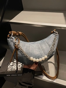 Sac croissant en denim bleu matelassé avec chaîne de perles et bandoulière en cuir brun