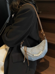 Sac croissant en denim bleu clair avec chaîne de perles et bandoulière marron