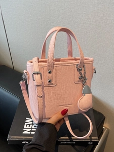 High-End Niche Bucket Bag For Women Fashion Lychee Pattern PU Leather Handheld Crossbody Bag With Heart Pendant Commuter Mini Tote Bag