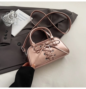 Dettaglio borsa Boston rosa metallizzato con tracolla e design a fiocco stringato