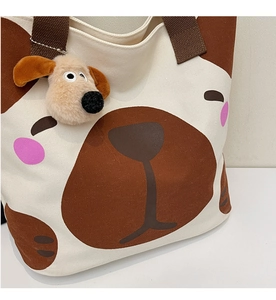 Detailansicht der Canvas-Einkaufstasche mit Hundeprint und flauschigem Hunde-Anhänger