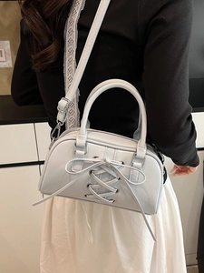 Borsa a tracolla retrò azzurra con fiocco indossata da modella in ambiente domestico