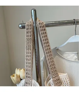 Nahaufnahme des beigefarbenen geflochtenen Netztaschenriemens und der Strickstruktur