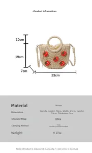 Detaillierte Maßtabelle für eine beige gewebte Strohtasche mit Erdbeer-Dekor und Riemen