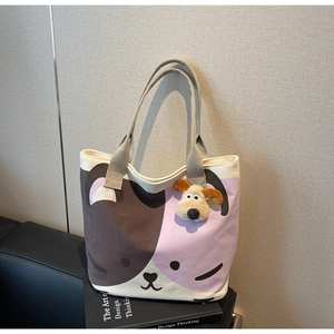 Detailansicht der Canvas-Tasche mit Cartoon-Hundemotiv und Plüsch-Hundeanhänger