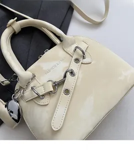 Détail du sac à main en cuir PU blanc crème avec anneau argenté et miroir en forme de cœur